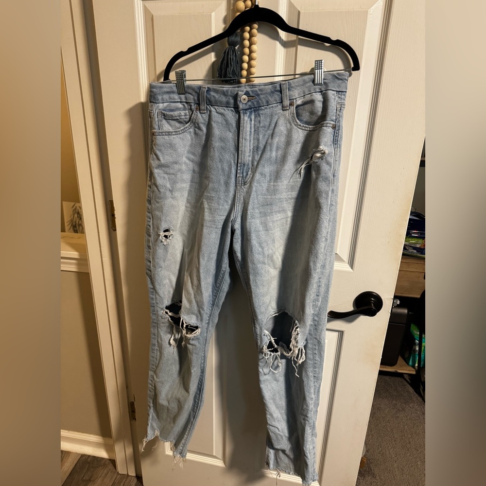 Size 14 American Eagle Strigid Curvy Mom Jean
